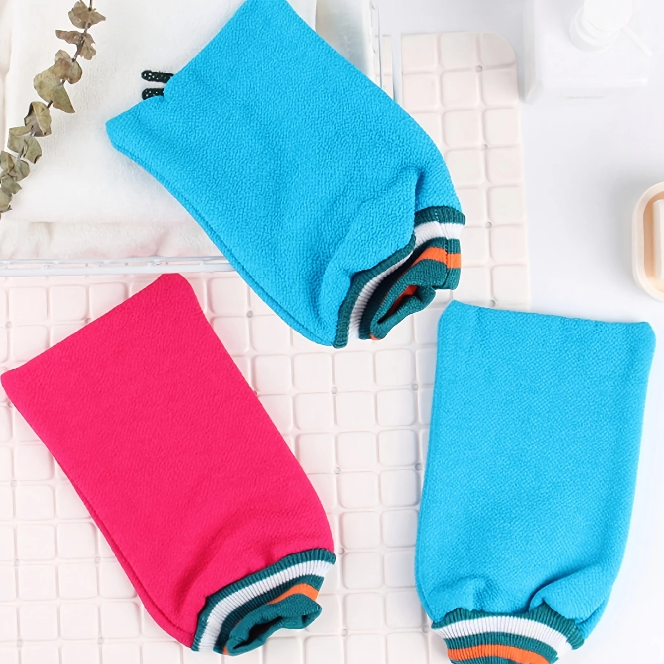 Solid Color Exfoliating Body Scrubber Glove - Image 3